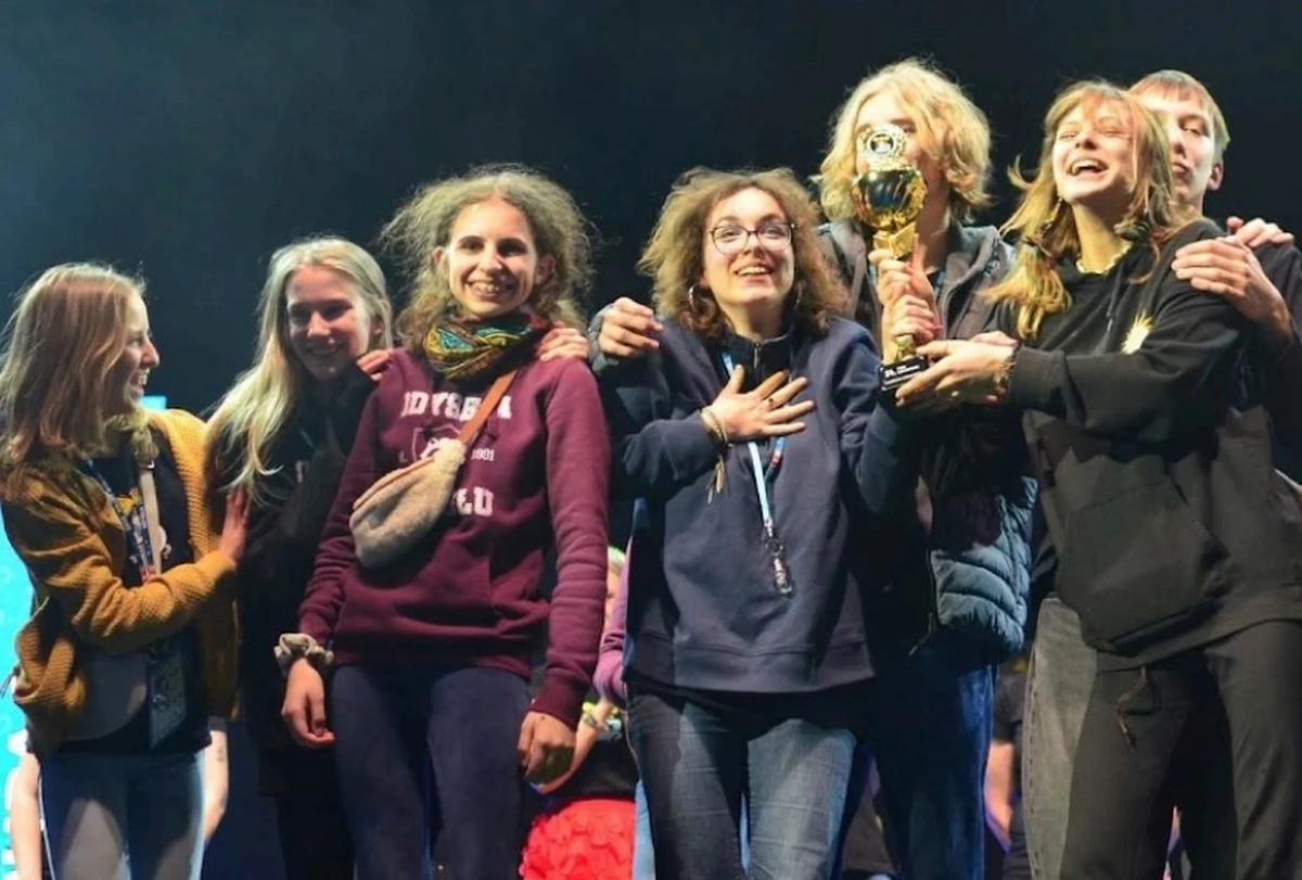 Wyobraź sobie, że stajesz przed problemem, którego nikt wcześniej nie rozwiązał. Nie masz gotowych narzędzi, wiedzy ani funduszy, a mimo to - zamiast strachu - czujesz ekscytację i radość z wyzwania. Tak właśnie działa Odyseja Umysłu. Drużyna Stowarzyszenia DASIE z Krakowa, znana jako "Dzieci Księżyca", zdobyła II miejsce w ogólnopolskim finale i już w maju może reprezentować Polskę na światowych finałach w USA. By to się udało, potrzebują jednak wsparcia. Każdy z nas może pomóc!