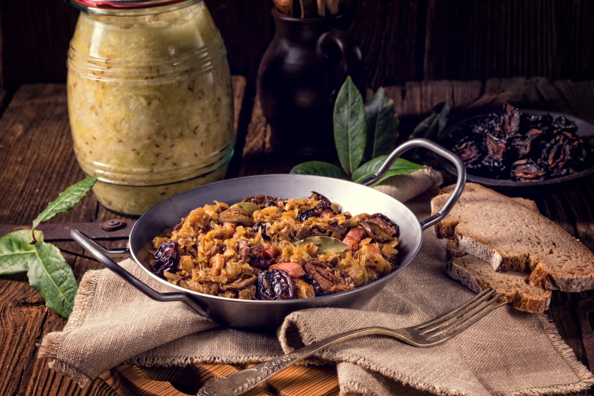 Kwiecień 1025 roku - to właśnie wtedy w katedrze gnieźnieńskiej odbyła się koronacja królewska Bolesława Chrobrego. Okrągłą, tysięczną rocznicę tego jednego z kluczowych momentów w kształtowaniu się polskiej państwowości świętujemy właśnie teraz. By przybliżyć nieco ten ważny historycznie czas - przy okazji świąt wielkanocnych - warto zastanowić się, co takiego mógł mieć na swoim wielkanocnym stole pierwszy król Polski, Bolesław Chrobry. Były to przede wszystkim rośliny, zioła, zboża, piwo, a dlaczego nie mięso? Chcielibyście samodzielnie odtworzyć smaki przeszłości? Tylko u nas znajdziecie niezwykłe przepisy, według których przyrządzano dania tysiąc lat temu, ale można to zrobić także dziś. 