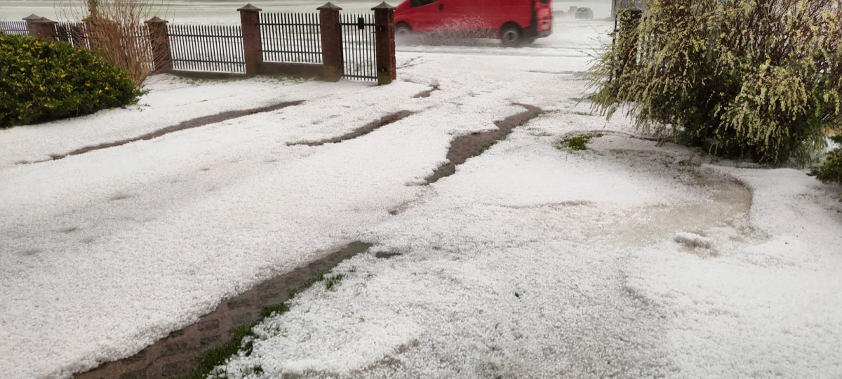 Tegoroczny sezon burzowy rozpoczął się z przytupem. Szczególnie mocno dotknięte zostały województwa lubelskie i podkarpackie, gdzie miejscami doszło do silnych gradobić. W efekcie krajobraz mocno się zabielił.