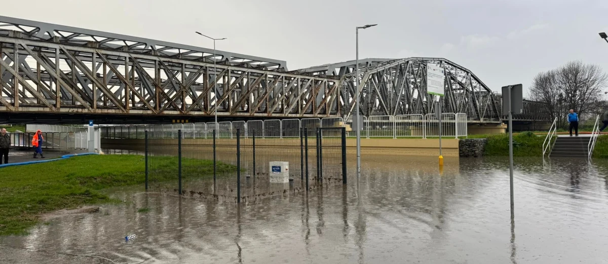 Mieszkańcy Przemyśla na długo zapamiętają piątkowe popołudnie. Po nawałnicy wiele miejsc w tym podkarpackim mieście zostało podtopionych. Zdjęcia z Przemyśla, które publikujemy poniżej, pokazują, jak intensywne były opady. 