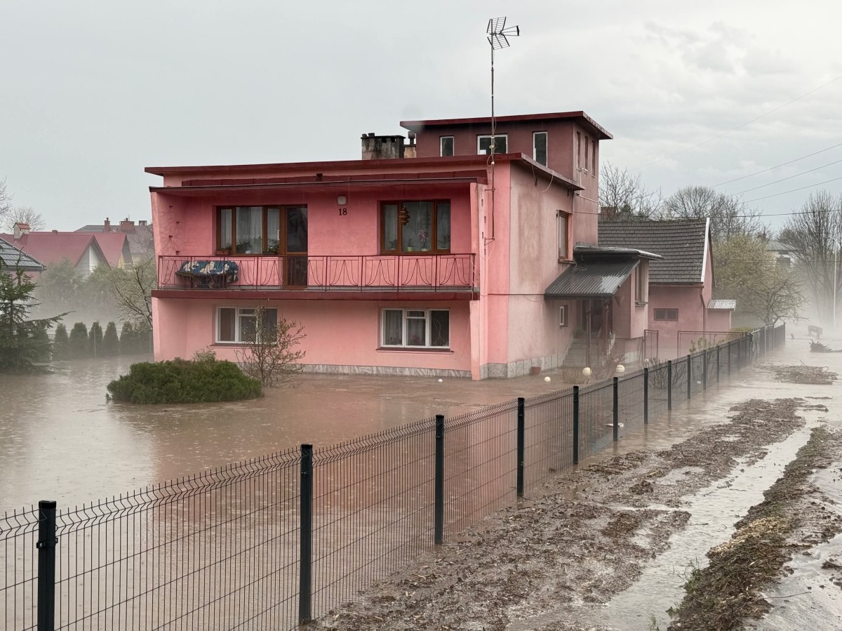 Nawałnica w Pawłosiowie. Woda zalała drogi, posesje i domy