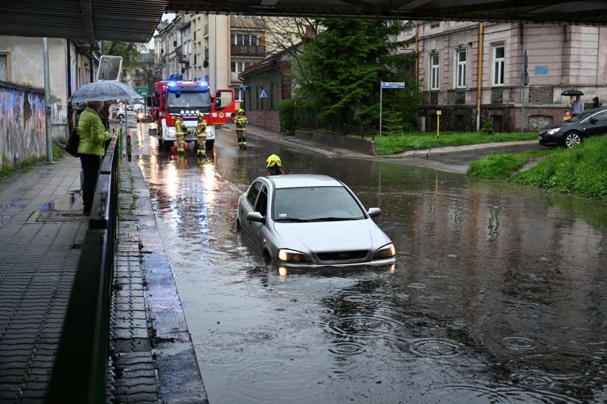 Czy burze, ulewy i gradobicia nie opuszczą nas przez całe Święta Wielkanocne? Według Instytutu Meteorologii i Gospodarki Wodnej, w Wielką Sobotę w ciągu dnia i w Wielkanoc powinno być już spokojniej, choć nadal może padać.