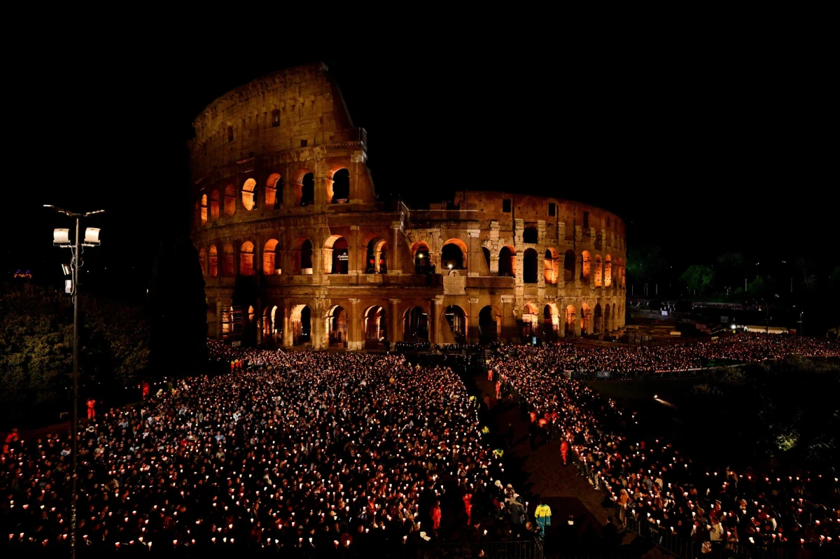 Prawie 20 tys. osób uczestniczyło w Wielki Piątek w drodze krzyżowej w rzymskim Koloseum. Przewodniczył jej - jako delegat papieża Franciszka - wikariusz Rzymu kardynał Baldassare Reina. Nieobecny z powodu rekonwalescencji po chorobie papież napisał rozważania, odczytywane przy kolejnych stacjach. Ojciec Święty wyraził myśl, że świat jest "rozbity" z powodu niszczenia braterstwa oraz ekonomii, która "zabija". Drewniany krzyż nieśli m.in. migranci.