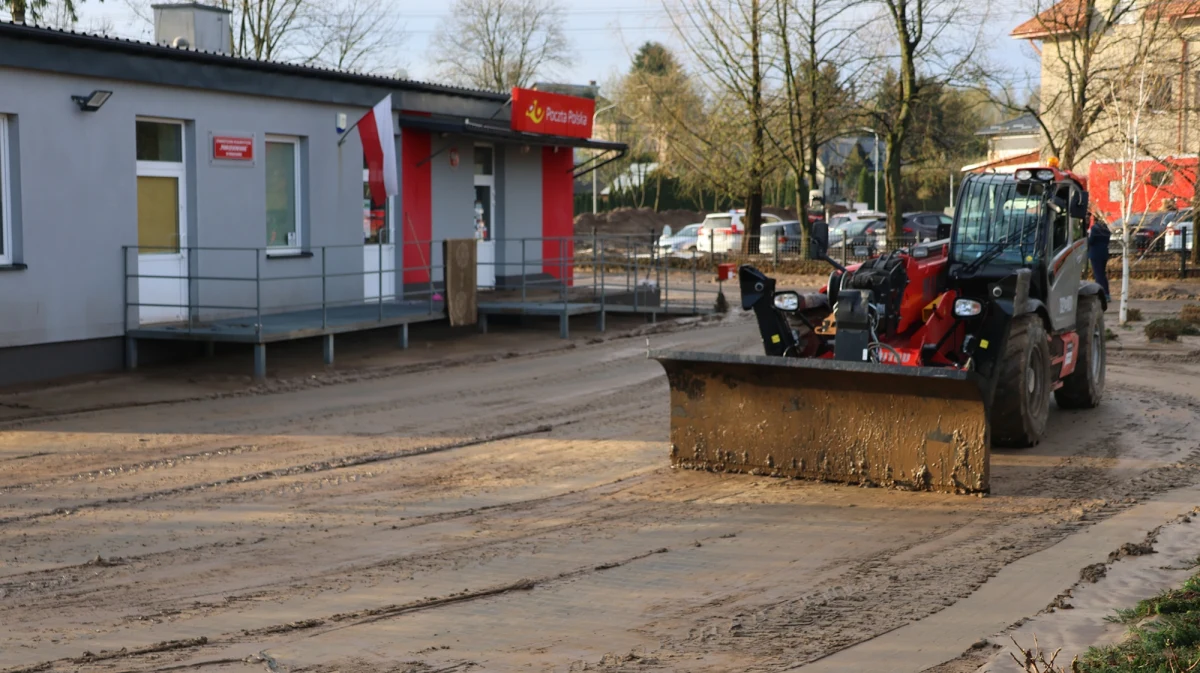 Straż pożarna interweniowała 694 razy po przejściu w piątek burzowego frontu nad wschodnią Polską. Najwięcej zgłoszeń odnotowano w woj. lubelskim, podkarpackim i mazowieckim. W Pawłosiowie (Podkarpackie) zalane zostały piwnice 150 domów, a usuwanie skutków ulewy wciąż trwa - przekazał rzecznik PSP st. bryg. Karol Kierzkowski.