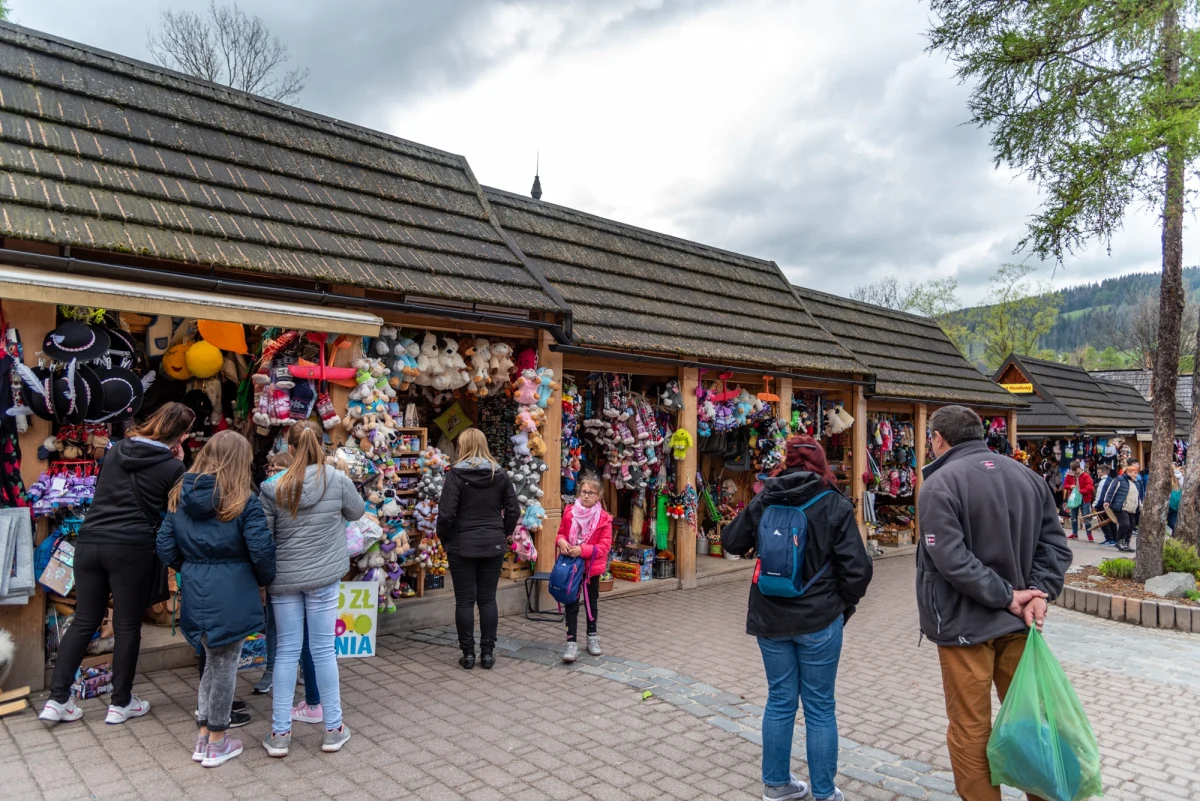 Tegoroczna Wielkanoc zapowiada się wyjątkowo dobrze dla branży turystycznej pod Tatrami. Jak poinformował Karol Wagner z Tatrzańskiej Izby Gospodarczej, frekwencja turystyczna w Zakopanem zaskakuje. Święta wielkanocne zazwyczaj nie cieszyły się bowiem dużym zainteresowaniem turystów. 