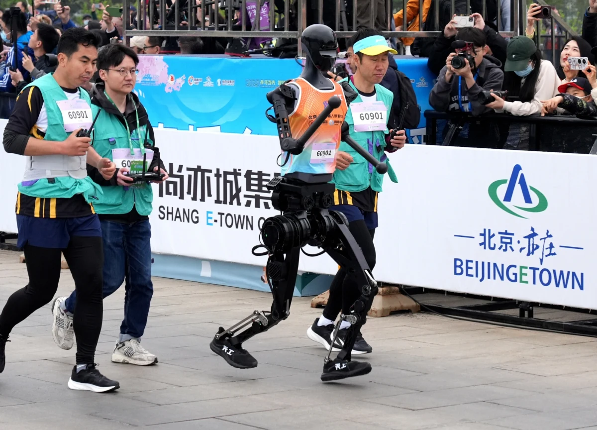 Robot humanoidalny Tiengong Ultra jako pierwszy przekroczył w sobotę linię mety w historycznym półmaratonie w Pekinie. Pokonanie trasy liczącej ponad 21 km zajęło mu 2 godziny, 40 minut i 42 sekundy. Były to pierwsze takie zawody na świecie, w których rywalizowali zarówno ludzie, jak i roboty. Ludzie - jak na razie - są szybsi.