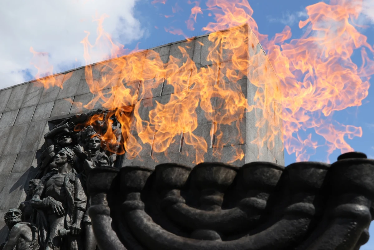 Syreny alarmowe zawyły w południe w stolicy dla uczczenia 82. rocznicy wybuchu powstania w getcie warszawskim. "Pamiętamy o bohaterach, którzy podjęli walkę o ludzką godność" - napisał prezydent Warszawy Rafał Trzaskowski.

