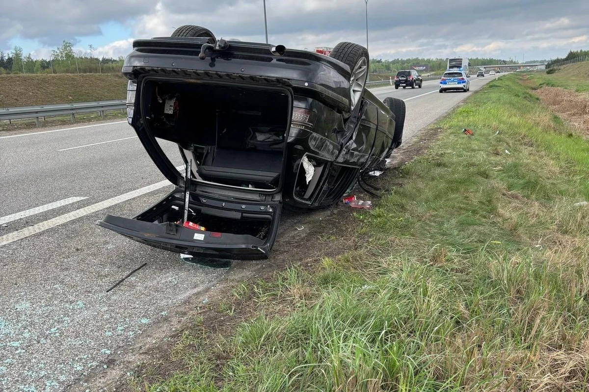 J​edna osoba zginęła, a cztery trafiły do szpitala po dachowaniu samochodu osobowego, do którego doszło na autostradzie A2 między węzłami Łowicz i Łódź Północ. 
