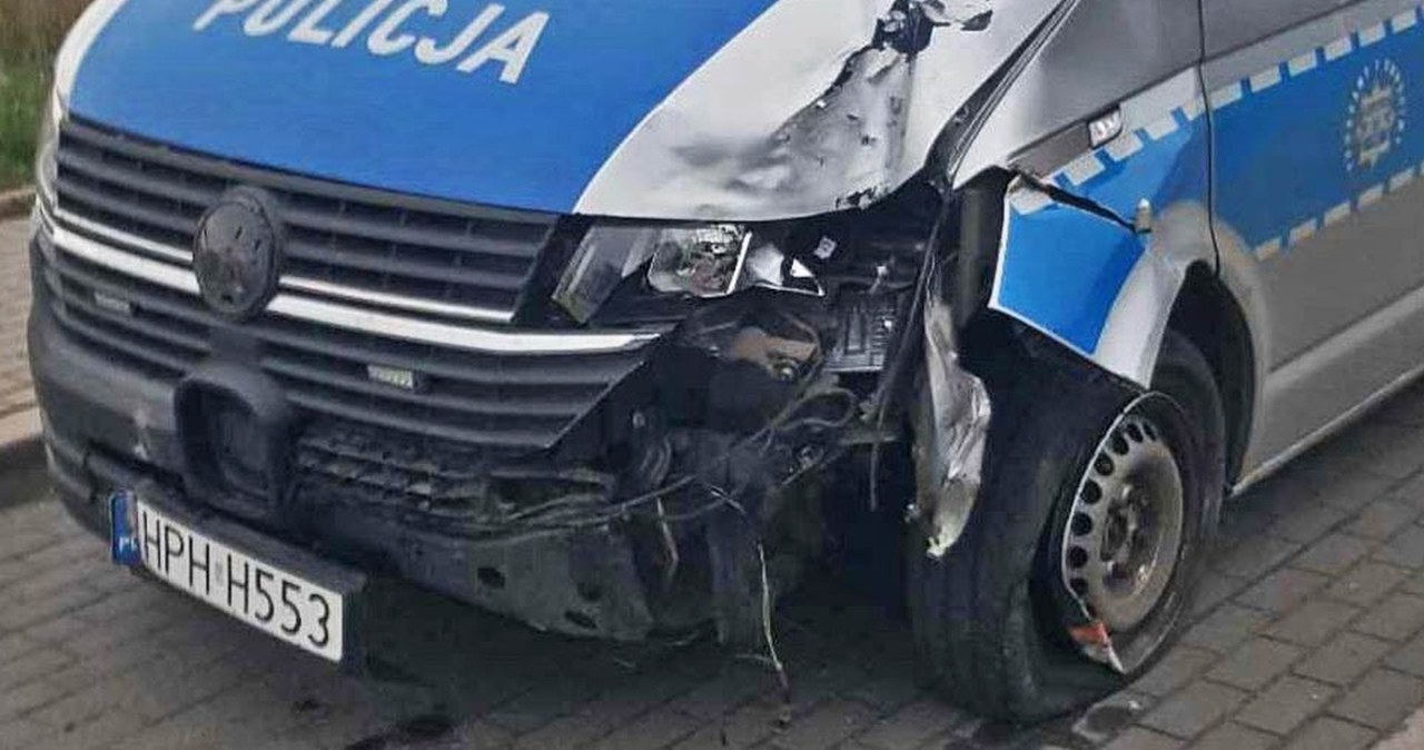 Policjanci wjechali radiowozem w ogrodzenie. Obaj byli pijani