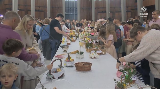 Od rana tłumy Polaków z koszyczkami idą do kościołów, by święcić pokarmy. Ale Wielka Sobota to nie tylko przygotowania do wielkanocnego śniadania, to też dzień refleksji i nadziei. Wierni w świątyniach czuwają dziś przy grobie pańskim. Materiał dla "Wydarzeń" przygotował Piotr Kotwicki. 