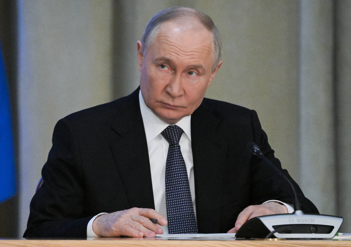 Władimir Putin ogłosił w sobotę rozejm wielkanocny w wojnie z Ukrainą. Ma obowiązywać od godz. 18:00 czasu moskiewskiego, a więc od godz. 17:00 czasu polskiego. Zawieszenie walk ma potrwać do północy (godz. 23 w Polsce) z niedzieli na poniedziałek. Wołodymir Zełenski skomentował komunikat Kremla. "W tej chwili na Ukrainie słychać alarmy o nalotach. O 17:15 na naszym niebie wykryto rosyjskie drony szturmowe" - napisał na X.