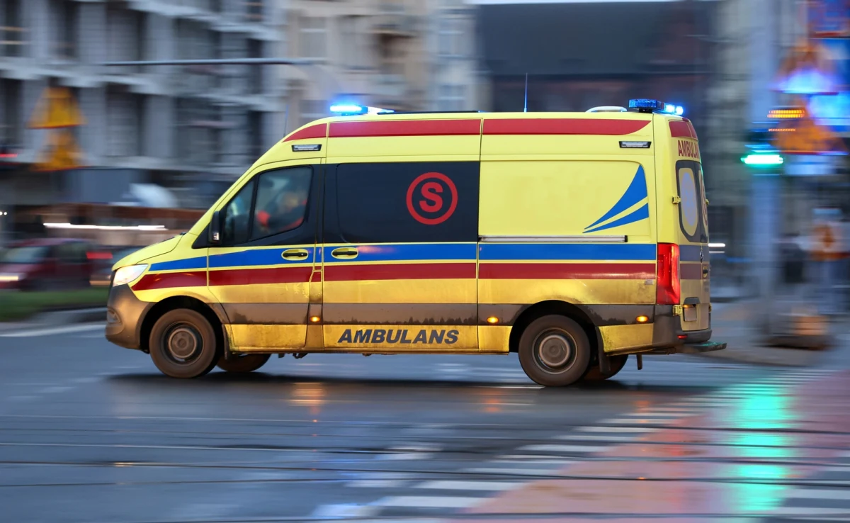 36-letni motocyklista wjechał w pieszych w sobotę na warszawskim Marysinie Wawerskim. 68-letni mężczyzna zmarł na miejscu, a 63-letnia kobieta trafiła z urazem nogi do szpitala. Kierowca motocykla walczy o życie w szpitalu.