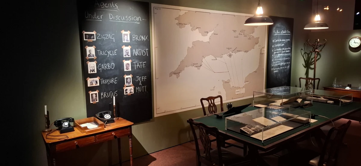 W Narodowym Archiwum w Londynie można obejrzeć wystawę poświęconą działalności kontrwywiadu MI5 - po raz pierwszy znalazły się na niej eksponaty udostępnione zwiedzającym przez brytyjskie służby. Ilustrują na przestrzeni ponad wieku metody stosowane zarówno przez agentów, jak i szpiegów. Do roku 1989 - czyli do upadku komunizmu - kontrwywiad działał nieoficjalnie i objęty był absolutną tajemnicą. Wystawa ilustruje jego ewolucję i postęp w metodach działania. Nasz londyński korespondent zwiedził ekspozycję "MI5: Official Secrets" w towarzystwie jej kuratora, historyka Marka Duntona. 