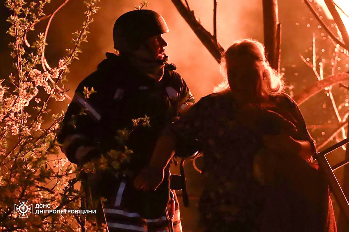 Siły rosyjskie kontynuują ataki na ukraińskie pozycje mimo ogłoszenia przez przywódcę Rosji Władimira Putina wielkanocnego rozejmu - poinformował w sobotę szef ukraińskiego rządowego Centrum Przeciwdziałania Dezinformacji Andrij Kowałenko. Zełenski powiedział wieczorem, że "jeśli rozejm wielkanocny stanie się faktem, Ukraina proponuje, aby został przedłużony". Stanowcze oświadczenie wydała też Komisja Europejska. Wołodymyr Zełenski przekazał w wielkanocny poranek, że służby odnotowały 59 przypadków ostrzelania ze strony Rosjan oraz pięć prób ataku na linii frontu. Prezydent Ukrainy twierdzi, że od wielkanocnego poranka armia rosyjska tylko próbuje stworzyć wrażenie zawieszenia broni.