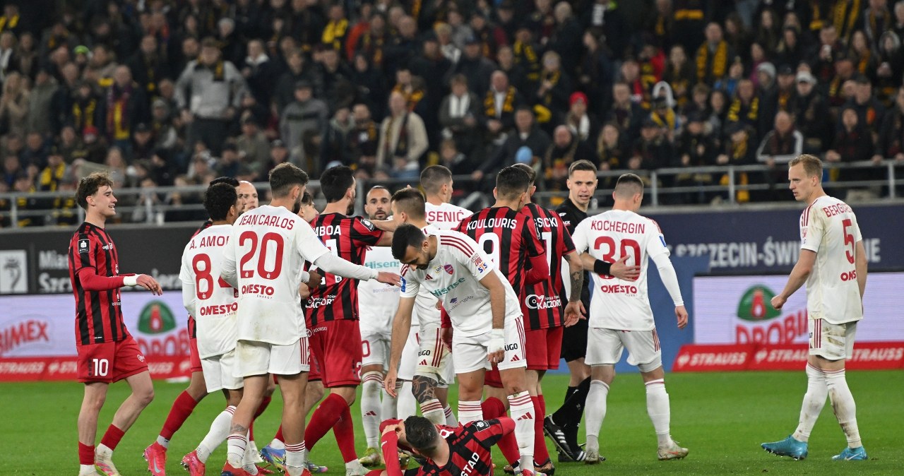 Piłkarz Rakowa wyrzucony z boiska. Bolesna porażka, tego nie było od lat