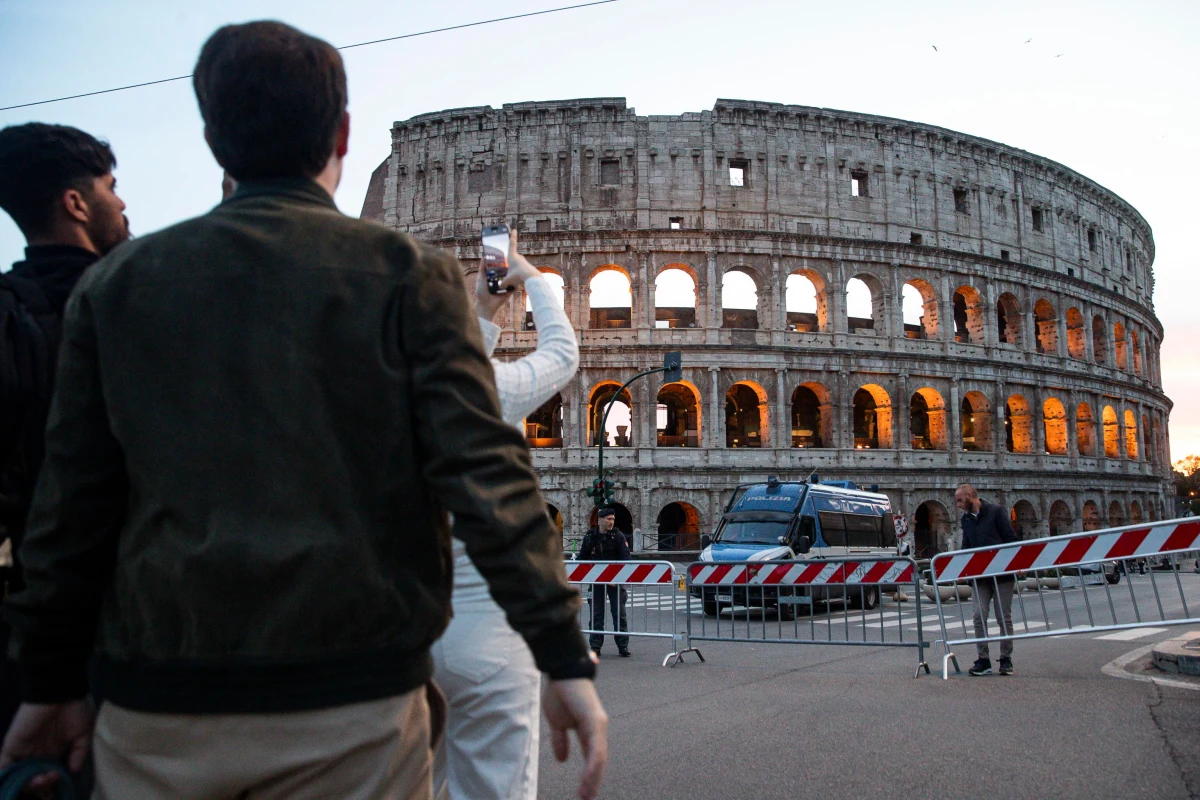 Turyści protestowali w sobotę przed rzymskim Koloseum. Mimo dokonanej wcześniej rezerwacji i zakupu biletów, nie zostali wpuszczeni do amfiteatru, który został zamknięty z powodu zapowiadanej wizyty wiceprezydenta USA J.D. Vance. Polityk ostatecznie w Koloseum w ogóle się nie pojawił, przyjechała tam tylko jego żona - Usha.