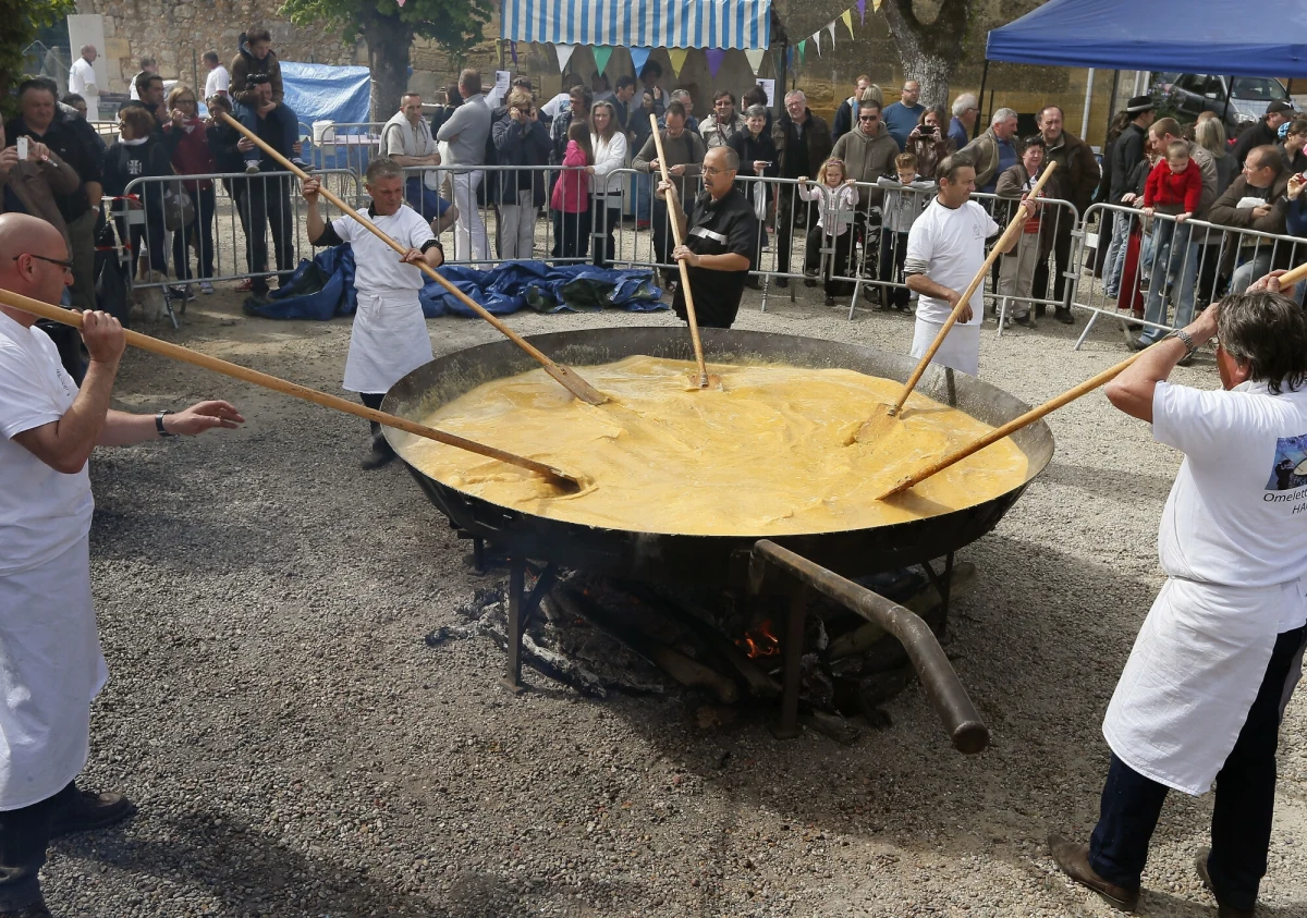 Niezwykle smakowita tradycja w miejscowości Haux na południu Francji. W Poniedziałek Wielkanocny odbywa się tam wielkie smażenie gigantycznego omletu. Zwyczaj sięga czasów Napoleona i celebrowany jest do dziś, stanowiąc nie tylko kulinarne widowisko, ale też integrując mieszkańców.