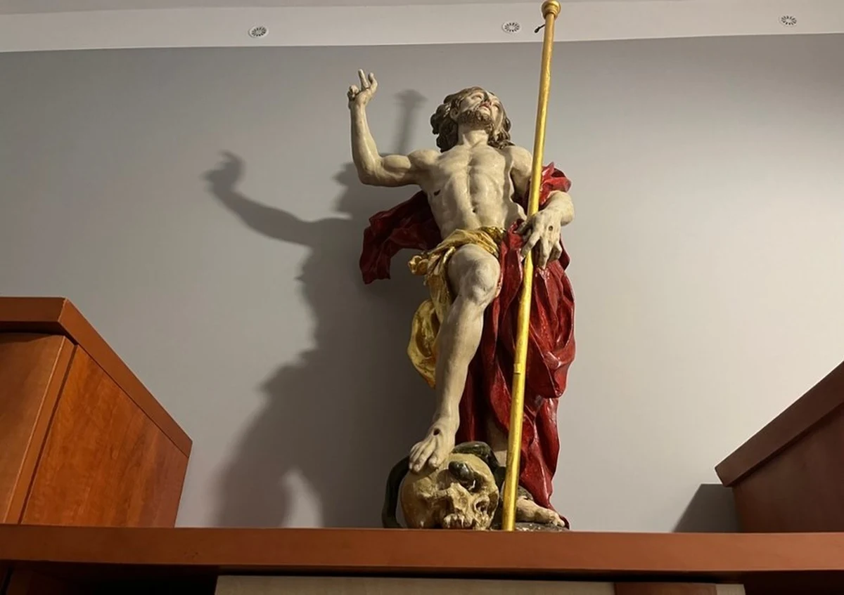 Wierni z Lądka-Zdroju byli o krok od straty swojego wielkanocnego symbolu. XVIII-wieczna rzeźba Zmartwychwstałego Jezusa Chrystusa, która była wystawiana przed ołtarz podczas świąt, została mocno poturbowana podczas wrześniowej powodzi. Dzięki zaangażowaniu parafian - m.in przewodniczki lądeckiej - Ewie Zadorze, udało się ją odrestaurować. Teraz daje mieszkańcom nadzieję na lepsze jutro.