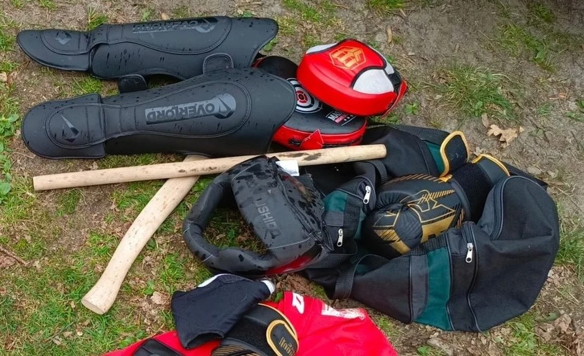 Policja zapobiegła ustawce pseudokibiców, do której miało dojść w lesie pod Sieradzem w woj. łódzkim. W ich samochodach funkcjonariusze odnaleźli m.in. rękawice do walk, ochraniacze, trzonek od siekiery, maczetę i gaz pieprzowy. Wylegitymowano w sumie 13 mężczyzn.