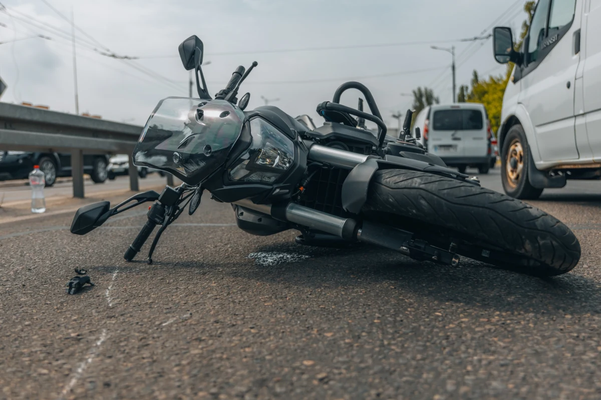 Nie żyje motocyklista, który w sobotę wjechał w małżeństwo seniorów na warszawskim Marysinie Wawerskim - ustalił reporter RMF FM. Kierowca zmarł w szpitalu. Do tragicznego wypadku doszło po godzinie 14. Na miejscu zginął 68-letni mężczyzna, a 63-latka z obrażeniami nogi trafiła do szpitala. 