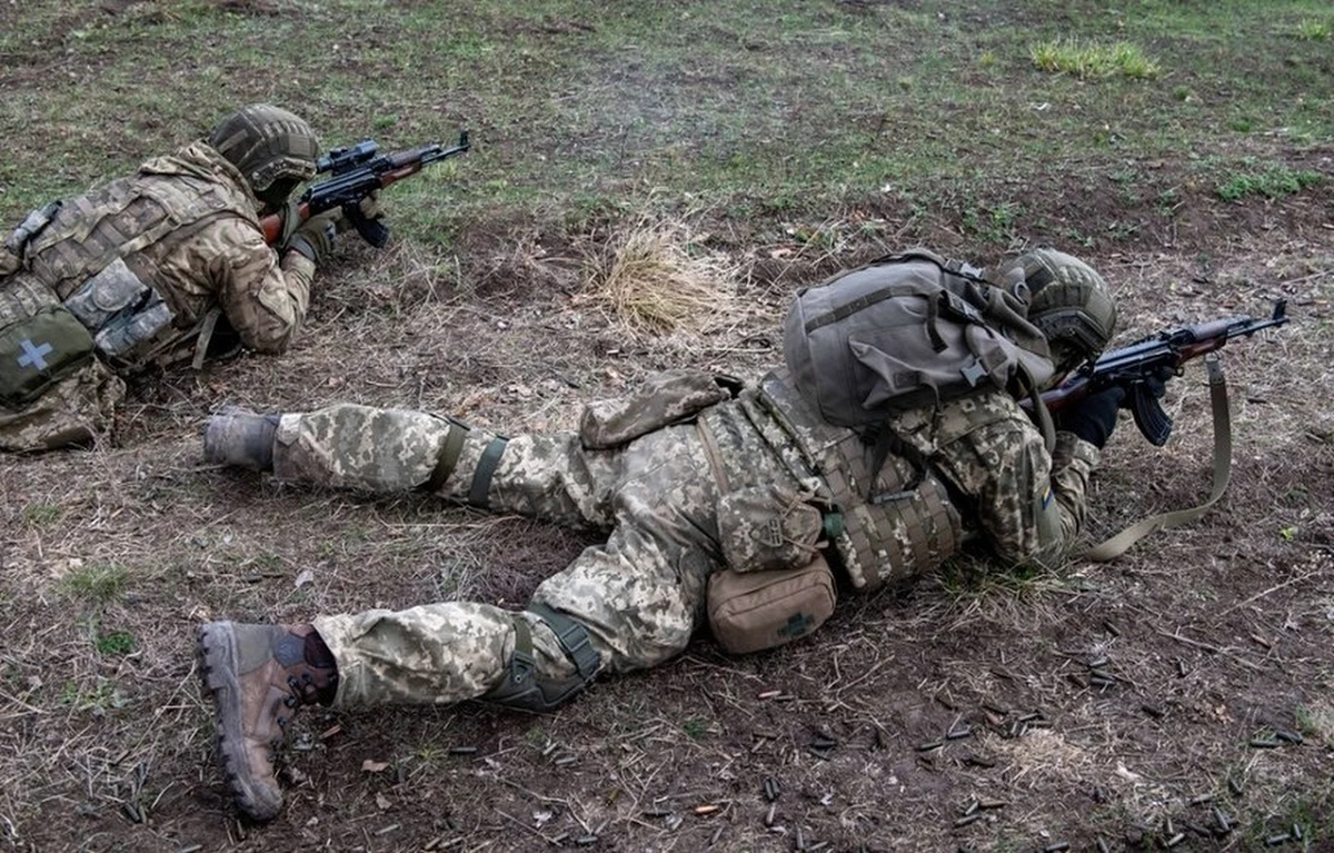W Niedzielę Wielkanocną prezydent Ukrainy Wołodymyr Zełenski zarzucił Rosji łamanie ogłoszonego dzień wcześniej przez Władimira Putina rozejmu wielkanocnego. Ukraina zobowiązała się go respektować. Według ukraińskiego przywódcy, armia rosyjska próbuje tylko stworzyć wrażenie zawieszenia broni.