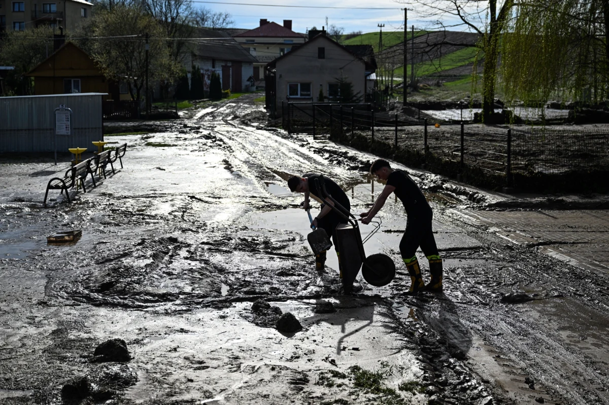 W poświąteczny wtorek wojsko ma wznowić porządkowanie podkarpackiej gminy Pawłosiów, która najmocniej ucierpiała w trakcie niedawnej nawałnicy - informuje Dominik Smaga, reporter RMF FM. Akcję, w której brało udział stu żołnierzy, przerwano w sobotę wieczorem na czas świąt.

