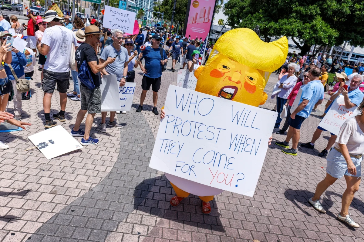 W USA w weekend odbywają się liczne protesty przeciwko działaniom administracji prezydenta Donalda Trumpa. Tylko w sobotę odnotowano 800 manifestacji, m.in. na Manhattanie czy w Waszyngtonie. Zorganizował je Ruch 50501, którego działacze podkreślają, że bronią demokracji i konstytucji. Podczas sobotnich demonstracji wrażano sprzeciw m.in. przeciwko masowych deportacji i cięciom w edukacji.