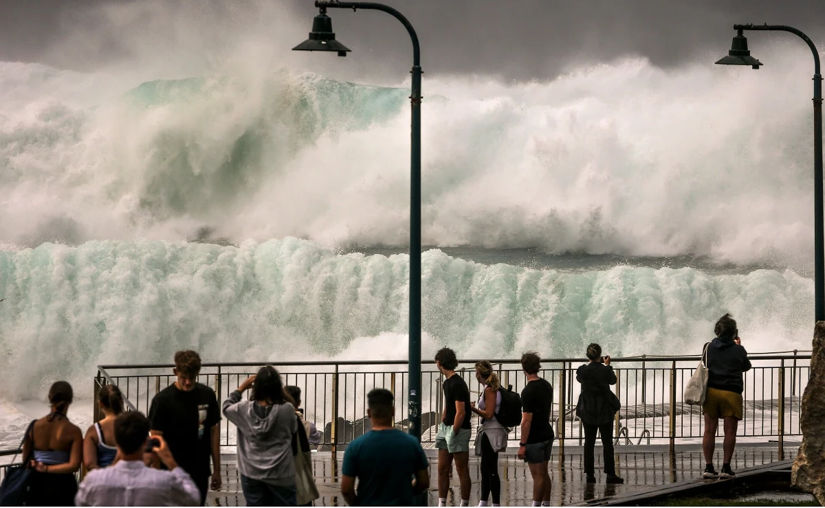 Już sześć osób utonęło w wielkanocny weekend w Australii z powodu gigantycznych fal, które nawiedziły wschodnie wybrzeże kraju. Ponadto dwie osoby są uznawane za zaginione na morzu u wybrzeży Melbourne i Sydney.