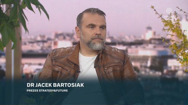 Prezes Strategy&Future Jacek Bartosiak powiedział w programie "Śniadania Rymanowskiego w Polsat News i Interii", iż okazało się, że Trump "nie ma kart". - Ta sprawa nie dotyczy Ukrainy, ale ogólnie polityki Stanów Zjednoczonych. To jest szerszy problem. Ukraina jest częścią większej gry - mówił.

Jak stwierdził, twierdzenia administracji USA o zakończeniu wojny to był "tani blef". - Amerykanie nie mieli wystarczających sił - podkreślił Bartosiak.