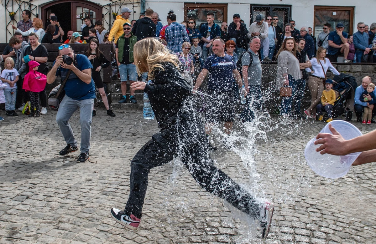 W Poniedziałek Wielkanocny na północy Polski wystąpią opady deszczu, a na zachodzie burze. W czasie burz porywy wiatru wyniosą do 60 km/h - przekazał synoptyk IMGW Michał Kowalczuk. Suma opadów w tych rejonach może wynieść maksymalnie do 7-8 litrów na metr kwadratowy.