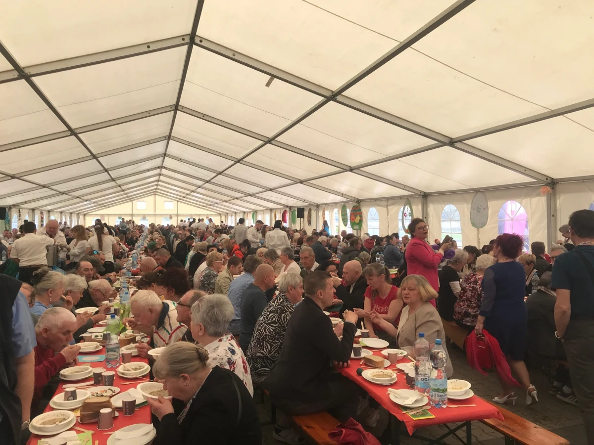 Wielkanocne śniadanie dla samotnych kolejny raz zorganizowano dziś w Katowicach. Dla gości przygotowano specjalny namiot. Znalazło się tam miejsce dla kilku tysięcy osób, które wspólnie mogły zjeść świąteczne śniadanie - informuje reporter RMF FM Marcin Buczek. Na stołach znalazł się m.in. żurek z jajkiem, biała kiełbasa z cebulą, sałatka jarzynowa oraz ciasta i słodycze.
