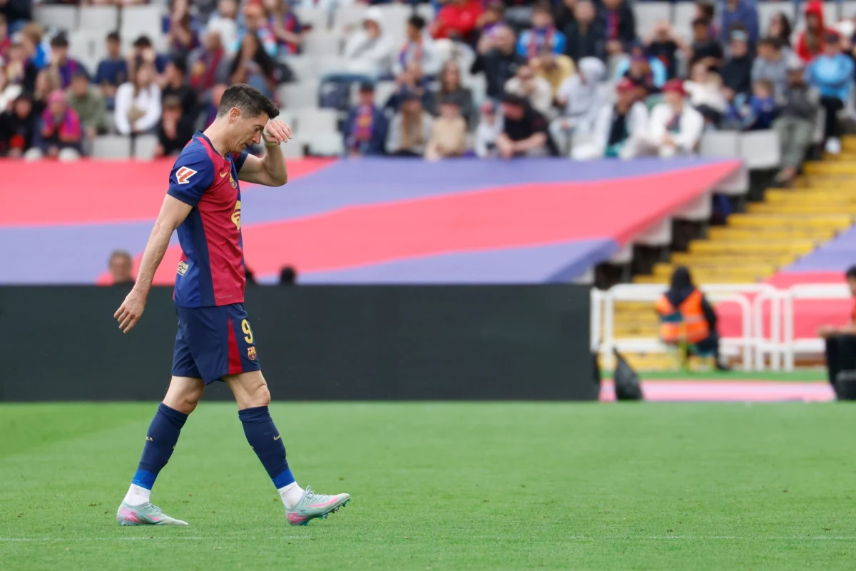 Robert Lewandowski doznał kontuzji mięśnia uda - przekazała FC Barcelona w niedzielnym komunikacie. Klub nie podał, jak długo polski piłkarz nie będzie zdolny do gry. Hiszpańskie media szacują, że leczenie potrwa około trzech tygodni.