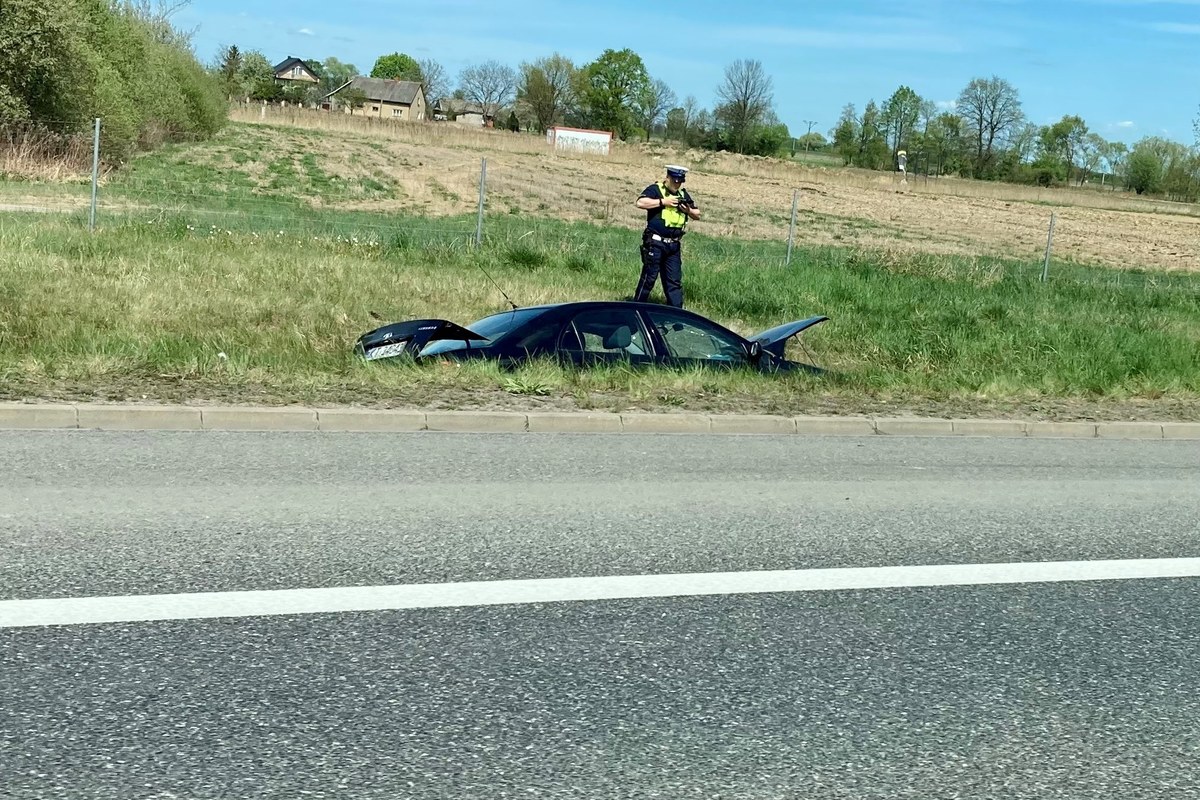 Samochód wypadł z drogi. Utrudnienia na A4
