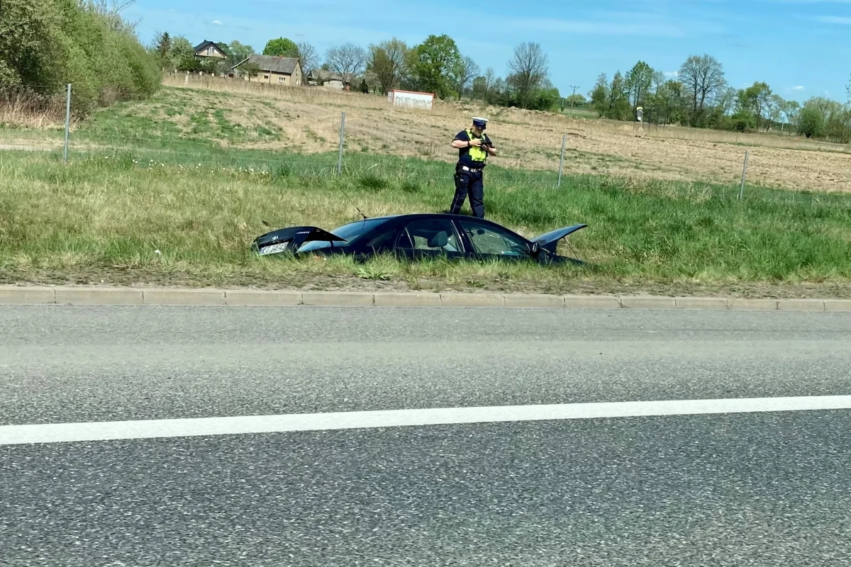 Samochód osobowy wypadł z drogi i wjechał do rowu. Do wypadku doszło na autostradzie A4 między Rzeszowem a Krakowem na wysokości miejscowości Krzeczów (woj. małopolskie). Zablokowany jest jeden pas.
