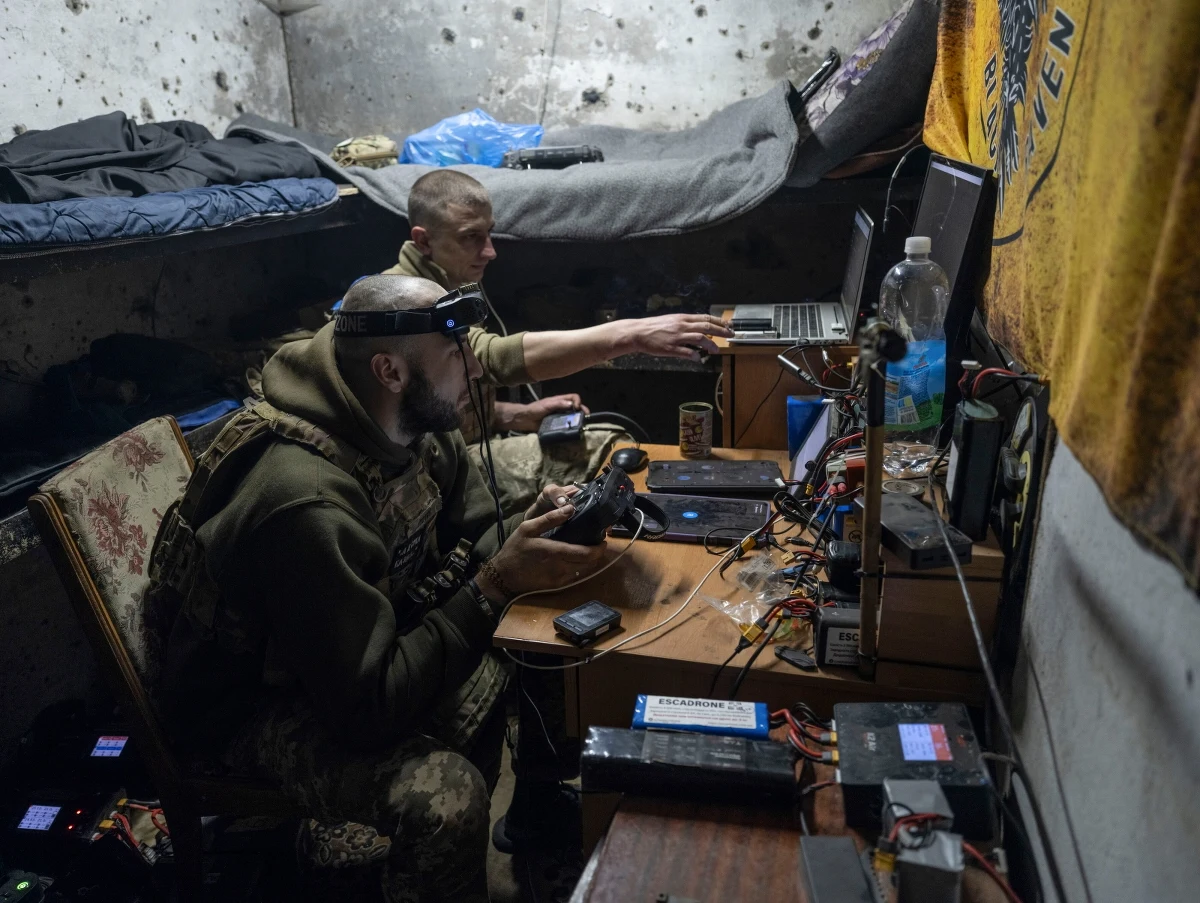 Ukraińskie Centrum Przeciwdziałania Dezinformacji (CPD) działające przy Radzie Bezpieczeństwa Narodowego i Obrony ujawniło, że Rosja zainscenizowała ataki na okupowany przez siebie Donieck. Celem tej operacji było oskarżenie Ukrainy o naruszenie rozejmu wielkanocnego ogłoszonego przez Kreml. Jednak, jak podkreśla CPD, to Rosjanie sami nie przestrzegają ogłoszonego przez siebie zawieszenia broni, kontynuując ataki i ostrzały.