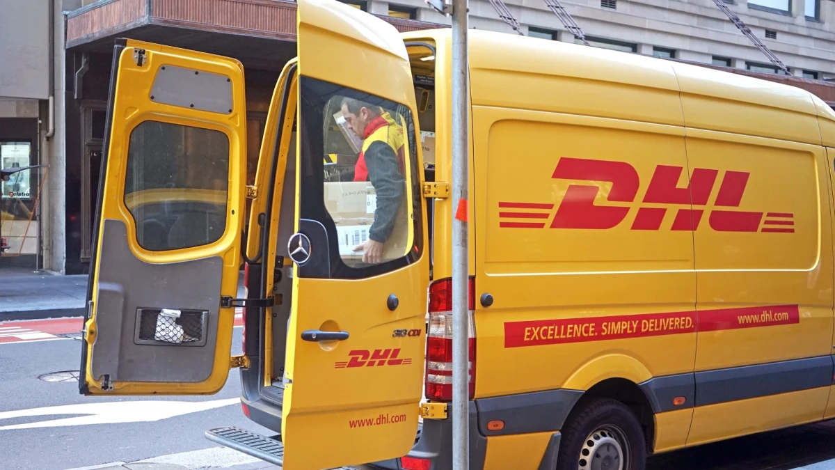 W obliczu nowych regulacji celnych wprowadzonych przez administrację prezydenta Donalda Trumpa, firma kurierska DHL Express podjęła decyzję o wstrzymaniu dostaw przesyłek o wartości przekraczającej 800 dolarów do USA. Zmiany, które mają na celu zaostrzenie kontroli nad importem, szczególnie z Chin i Hongkongu, spowodowały wydłużenie procesu odprawy celnej, co zmusiło DHL do czasowego zawieszenia wysyłek.