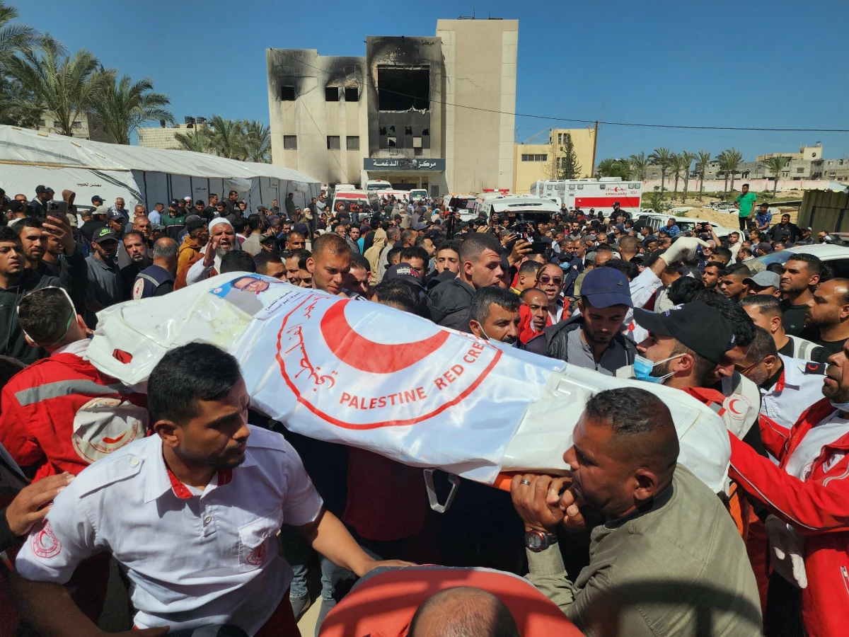 Siły Obronne Izraela ujawniły wyniki wewnętrznego dochodzenia dotyczącego tragicznego incydentu, do którego doszło 23 marca w Strefie Gazy. Podczas ataku izraelskich żołnierzy na konwój pojazdów ratunkowych w okolicach miasta Rafah zginęło 15 osób, w tym pracownicy Czerwonego Półksiężyca, palestyńskiej obrony cywilnej oraz pracownik ONZ. Śledztwo wykazało, że doszło do zaniedbań, złamania rozkazów i błędów w raportowaniu.