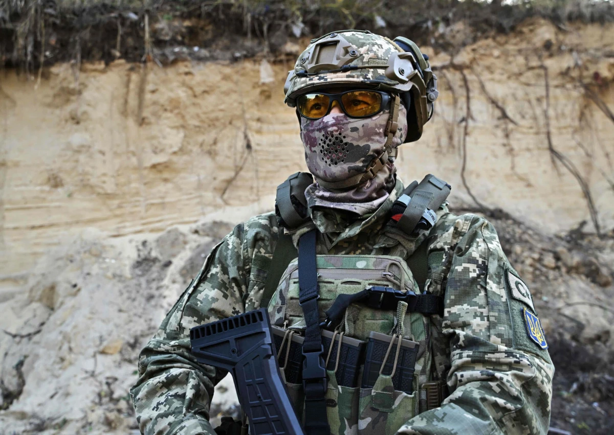 15 lat więzienia grozi Australijczykowi, który walczył po stronie Ukrainy przeciwko Rosji. Mężczyzna został schwytany w grudniu 2024 r. O "najemnictwo" i walkę w armii ukraińskiej oskarżyła go prokuratura w obwodzie ługańskim, w okupowanej przez Rosję części Ukrainy.