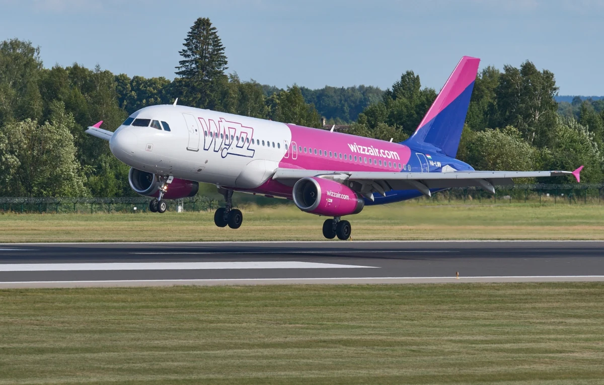 Zaskakujące wydarzenia na pokładzie samolotu Wizz Air z Warszawy do Bilbao. Musiał on lądować w niedzielę we Frankfurcie nad Menem z powodu agresywnie zachowującego się mężczyzny - poinformował baskijski dziennik "El Correo".