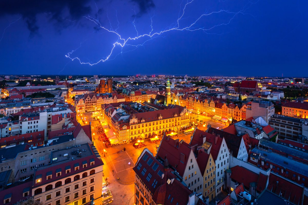 IMGW ostrzega przed gwałtowną pogodą. Burze z intensywnymi opadami deszczu i porywistym wiatrem mogą dziś wystąpić na Dolnym Śląsku, w części Wielkopolski oraz Lubuskiego.