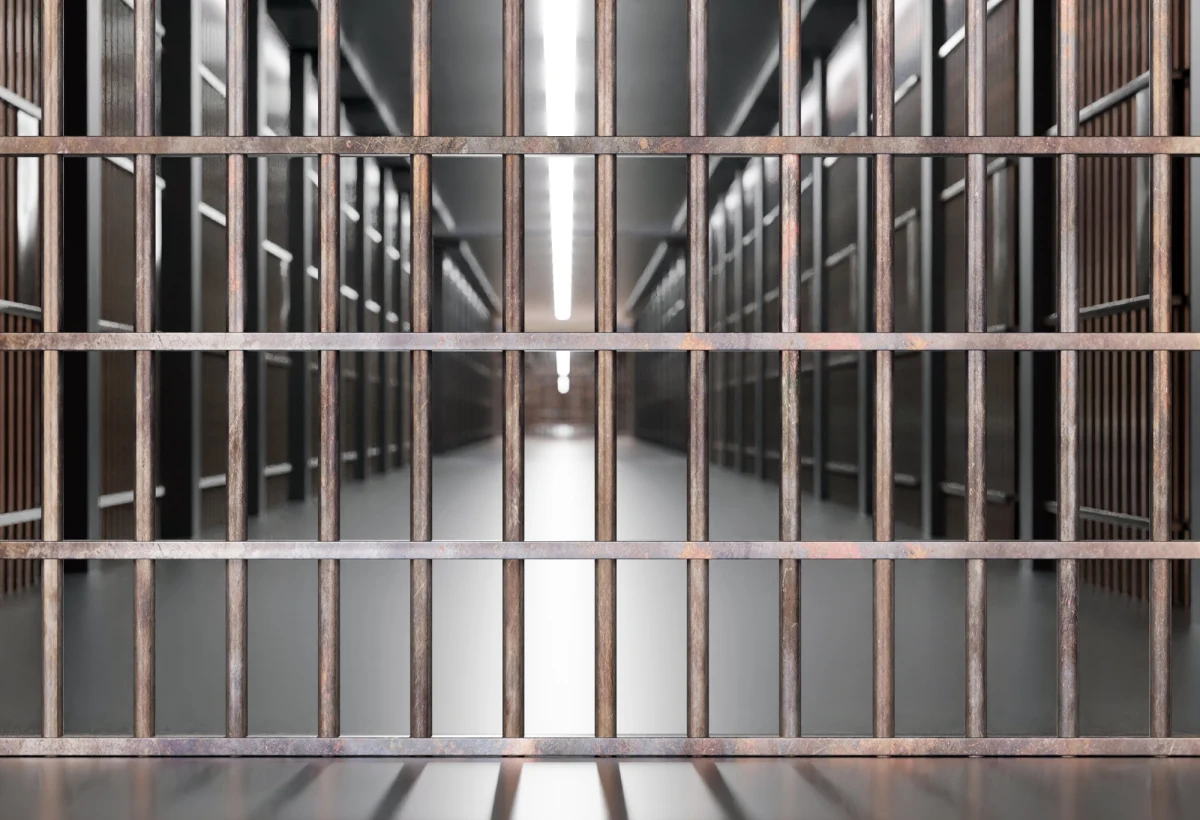 Ponad 100 osób uciekło z więzienia o zaostrzonym rygorze w pobliżu miasta Mongo w środkowym Czadzie. W strzelaninie, do której doszło podczas ucieczki, zginęły cztery osoby, a trzy zostały ranne - poinformowały w niedzielę władze kraju.