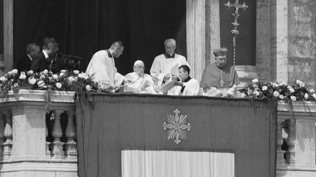 Zmarł papież Franciszek. - Dziś rano o godzinie 7:35 biskup Rzymu, Franciszek, powrócił do domu Ojca - ogłosił kardynał Kevin Farrell. Ojciec Święty od miesięcy cierpiał na wiele dolegliwości zdrowotnych, które uniemożliwiały mu udział w kolejnych wydarzeniach. Argentyńczyk Jorge Mario Bergoglio rolę głowy Kościoła Katolickiego pełnił od 2013 roku.