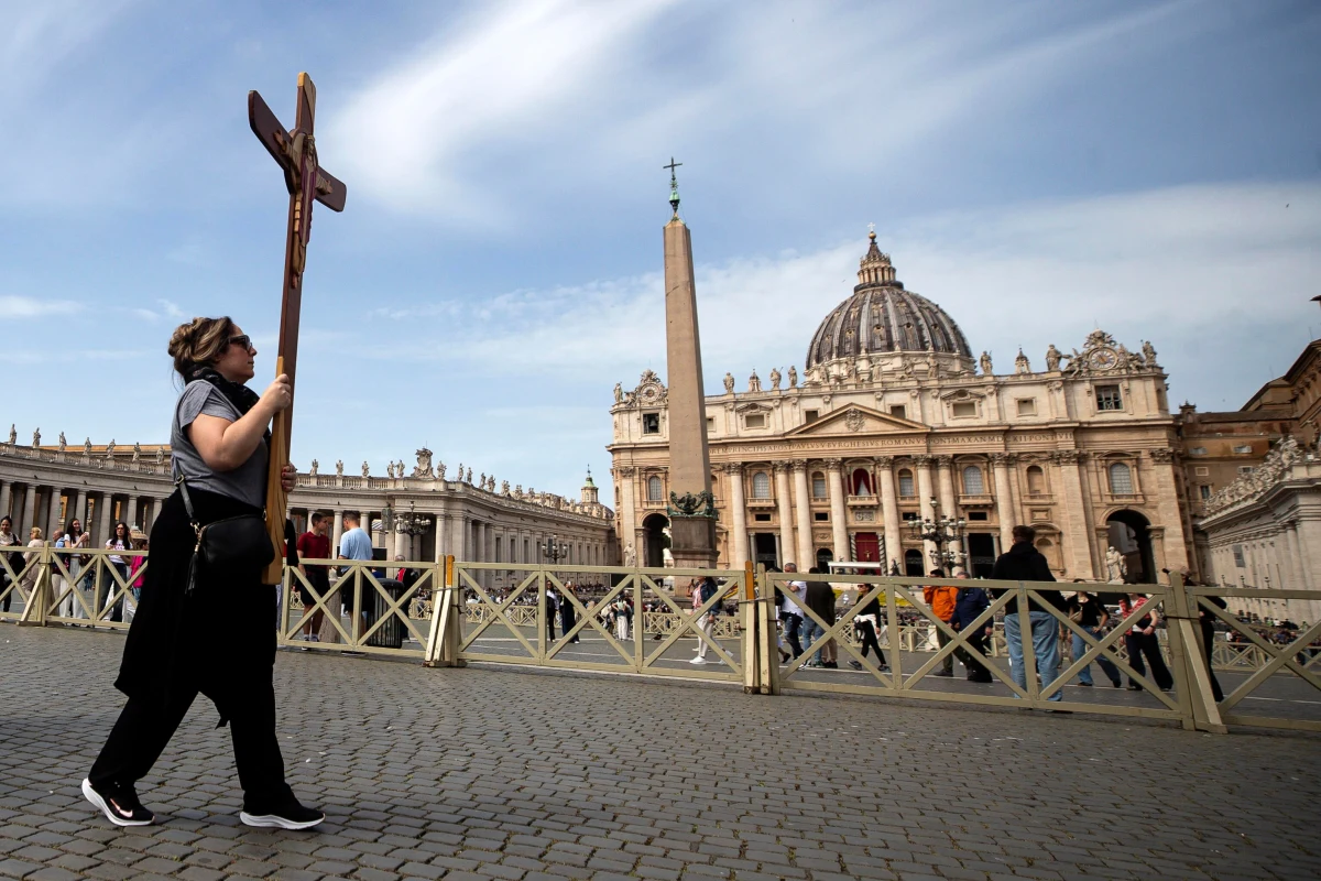 Watykan pogrążony w ciszy i oczekiwaniu. Po śmierci papieża Franciszka Stolica Apostolska staje przed wyjątkowym wyzwaniem – rozpoczyna się czas sede vacante. Co teraz wydarzy się za murami Watykanu? Jakie procedury zostaną uruchomione i kto przejmie tymczasową władzę w Kościele katolickim? Papież Franciszek zmarł w Poniedziałek Wielkanocny o godz. 7:35. 