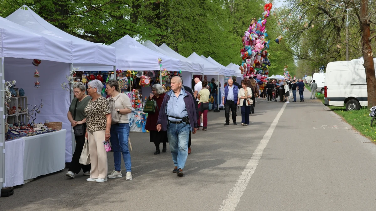 Poniedziałek Wielkanocny to w Krakowie dzień tradycyjnego odpustu Emaus. Ponad stu wystawców z całej Polski oferuje krakowianom i turystom m.in. wyroby rzemieślnicze i produkty spożywcze oraz towary regionalne i ekologiczne. Podobnie jak w roku ubiegłym, jarmark ze względu na remont fragmentu ul. Senatorskiej od strony skrzyżowania z ulicą Kościuszki odbywa się przy Błoniach, na alejce pieszo-rowerowej wzdłuż alei 3 Maja. Od 2026 roku Emaus powróci, zgodnie z tradycją, w historyczne miejsce przy klasztorze norbertanek na Zwierzyńcu.