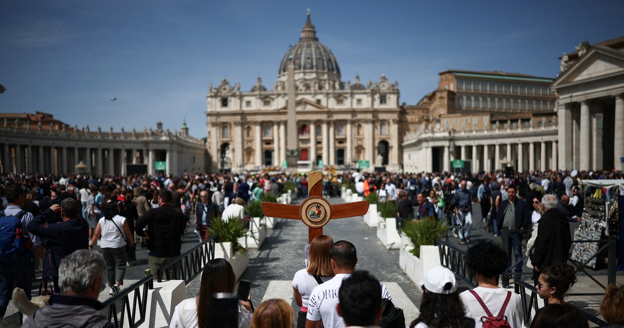 Tłumy na placu Świętego Piotra. Żegnają zmarłego papieża