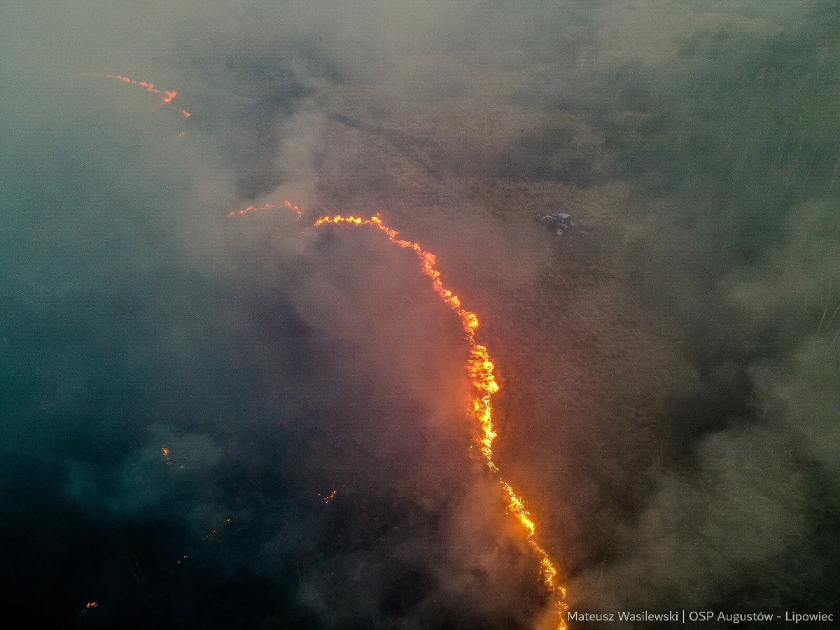 Pożar Biebrzańskiego Parku Narodowego na Podlasiu nie rozprzestrzenia się już, ale wciąż nie jest kontrolowany. Obejmuje już ponad 450 ha. W niedzielę było to siedem razy mniej - 60 ha. Od rana w poniedziałek śmigłowce i samolot gaśniczy dokonały kilkudziesięciu zrzutów wody.