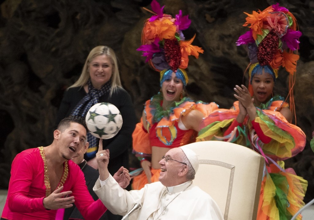 Artyści z Circo of Cuba na audiencji u papieża Franciszka - zdj. z 2 stycznia z 2019 r. / fot. MAURIZIO BRAMBATTI / PAP/EPA MAURIZIO BRAMBATTI