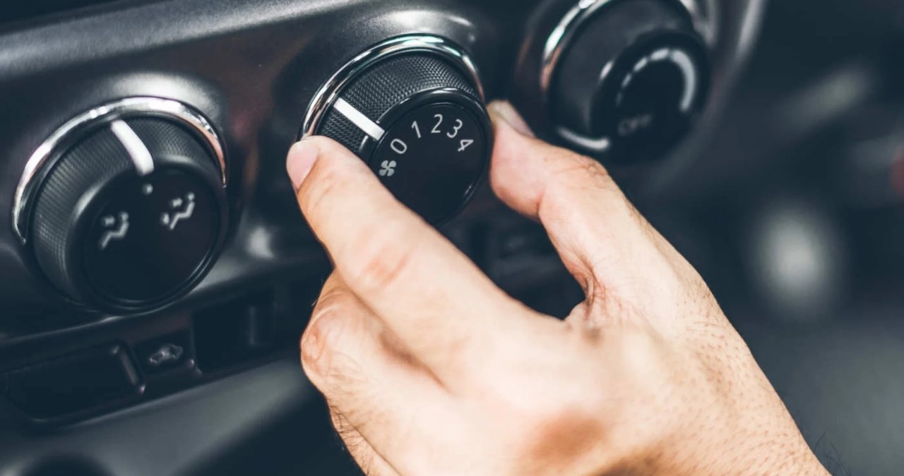 Stary taksówkarski sposób na szybkie schłodzenie auta. Każdy go powinien znać