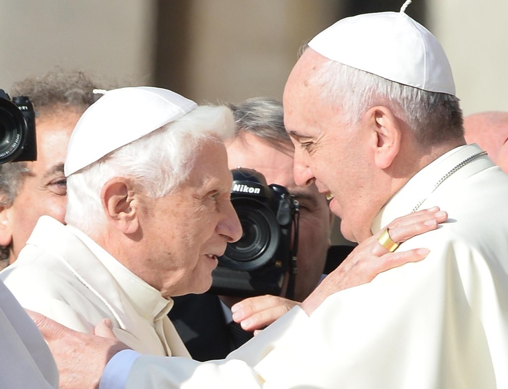 Papież Franciszek i Benedykt XVI na zdj. z 28 września z 2014 r. / fot. MAURIZIO BRAMBATTI / PAP/EPA MAURIZIO BRAMBATTI