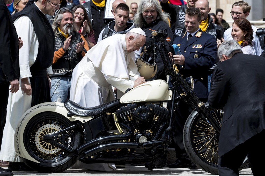 Papież Franciszek podpisuje się na baku Harley-Davidsona - zdj. z 29 maja 2019 r. / fot. ANGELO CARCONI / PAP/EPA ANGELO CARCONI